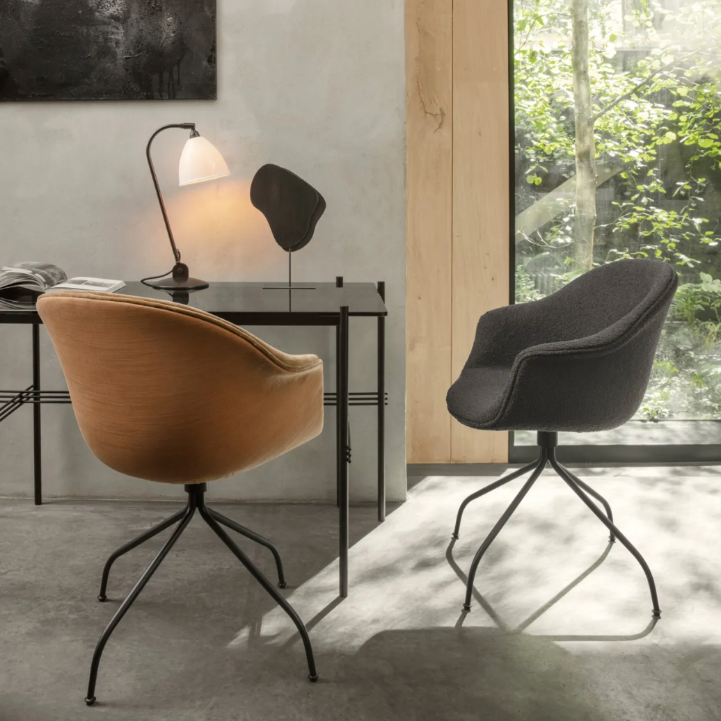 Bat Swivel Chairs och TS Desk från Gubi. Inred ditt företag med möbler från Studio a1.