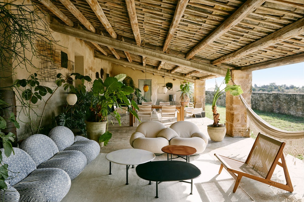 Inredningstjanst-for-uterum-terasser-lounge-och-lobby.jpg Inred utomhus på ditt företag, hotell eller restaurang. Skapa en trendig uteplats med utemöbler från GUBI.