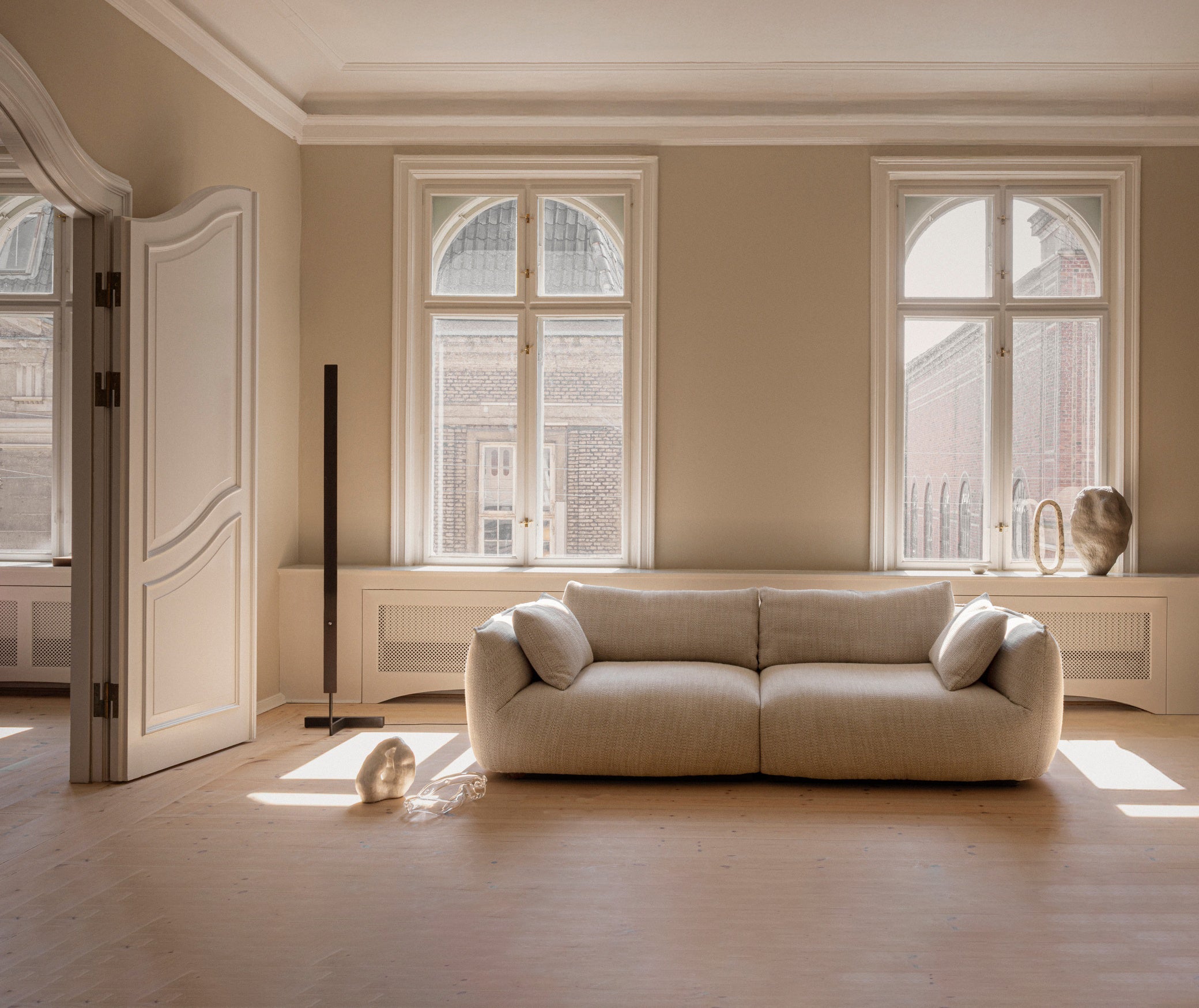 Kontakta Studio a1, vi hjälper dig inreda ditt företag. Med möbler från bland annat Wendelbo, med Ridge soffa.