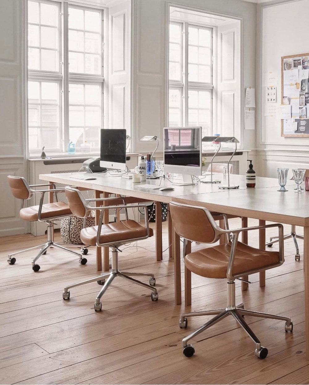 Inredningstjanst-for-motesrum-konferenser.jpg Inredning för konferens och mötesrum. Vipp453 Swivel+ stol runt ett konferensbord.