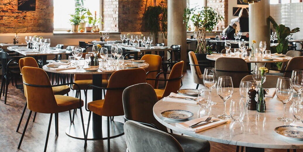 Om Studio a1. Vi hjälper dig med inredning för ditt företag. Inred din restaurang med Aston stol från deNONA.