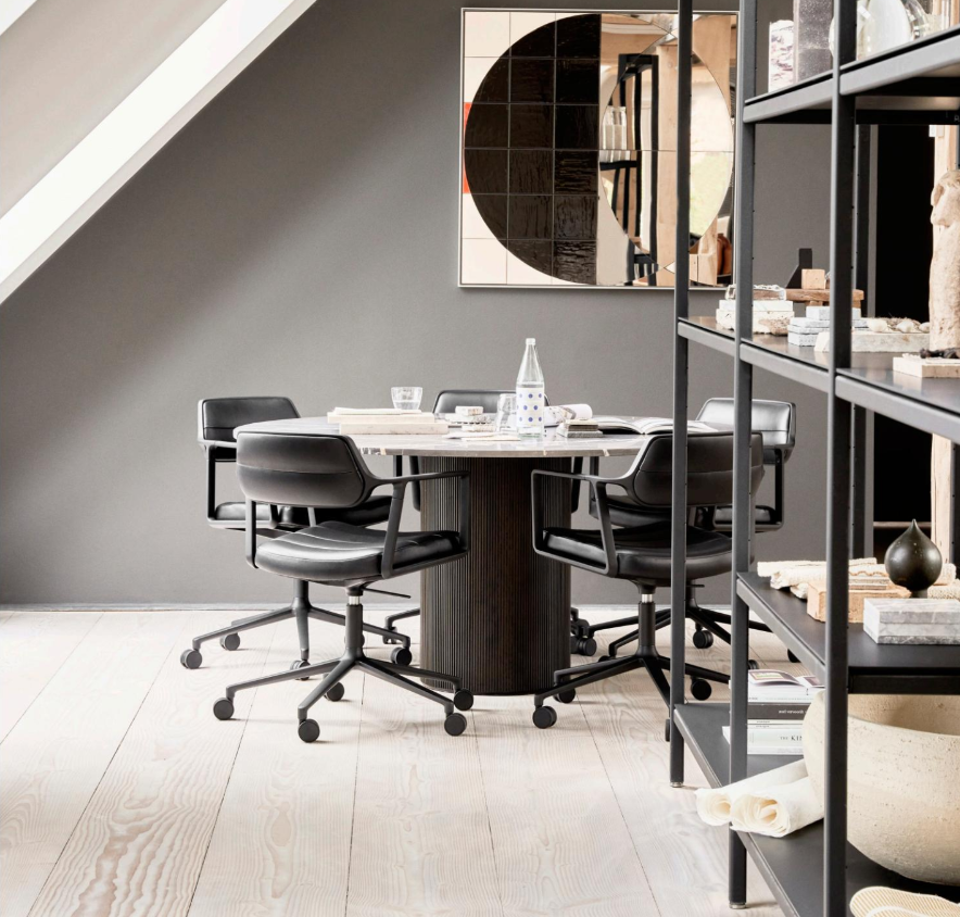 Inredning för kontor och företag. Vipp453 Swivel+ stol runt ett konferensbord.